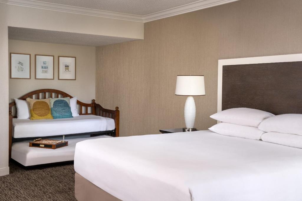 Hyatt Regency Newport Beach - Family Room With One King And One Trundle Bed