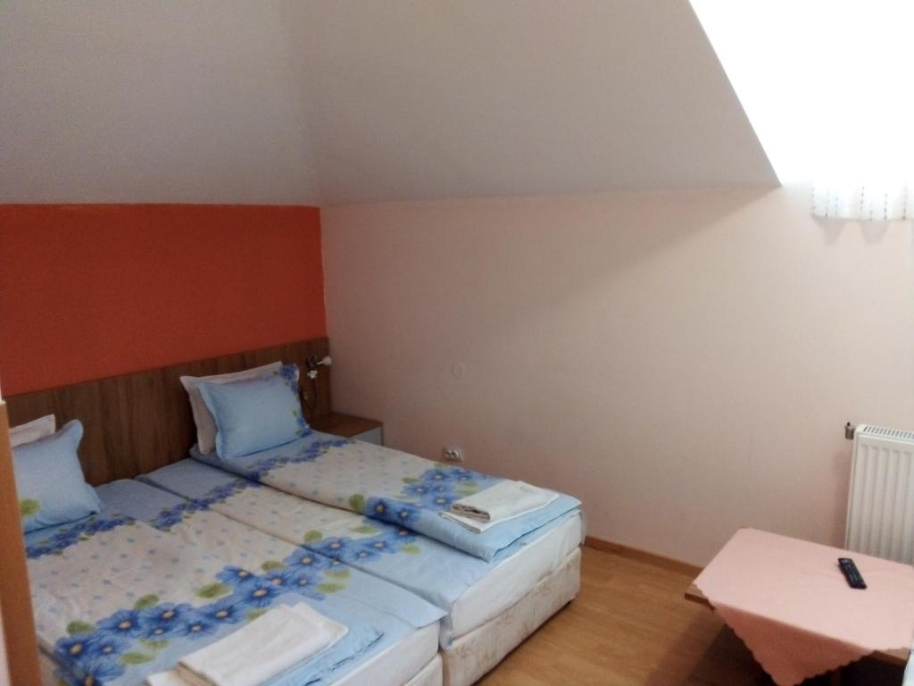 Postel nebo postele na pokoji v ubytování Aleks Guest House