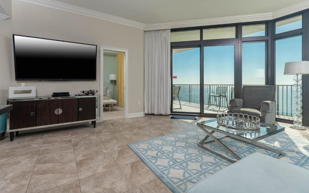 Μια τηλεόραση ή/και κέντρο ψυχαγωγίας στο The Oasis 2103 formerly Phoenix West II 2103 condo