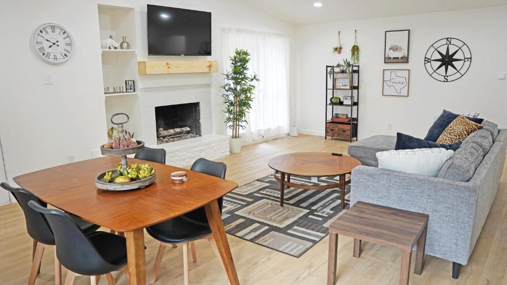 un soggiorno con un tavolo e un divano di Charming House Central Dallas a Dallas