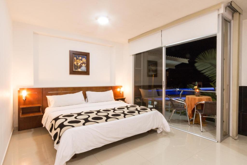 Ένα ή περισσότερα κρεβάτια σε δωμάτιο στο Hotel Catama Inn