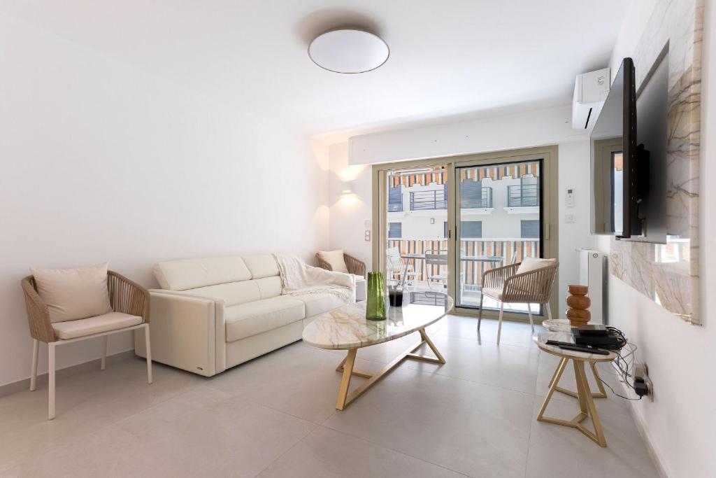 un salon avec un canapé blanc et une table dans l'établissement 7 Pradignac by Halldis, à Cannes