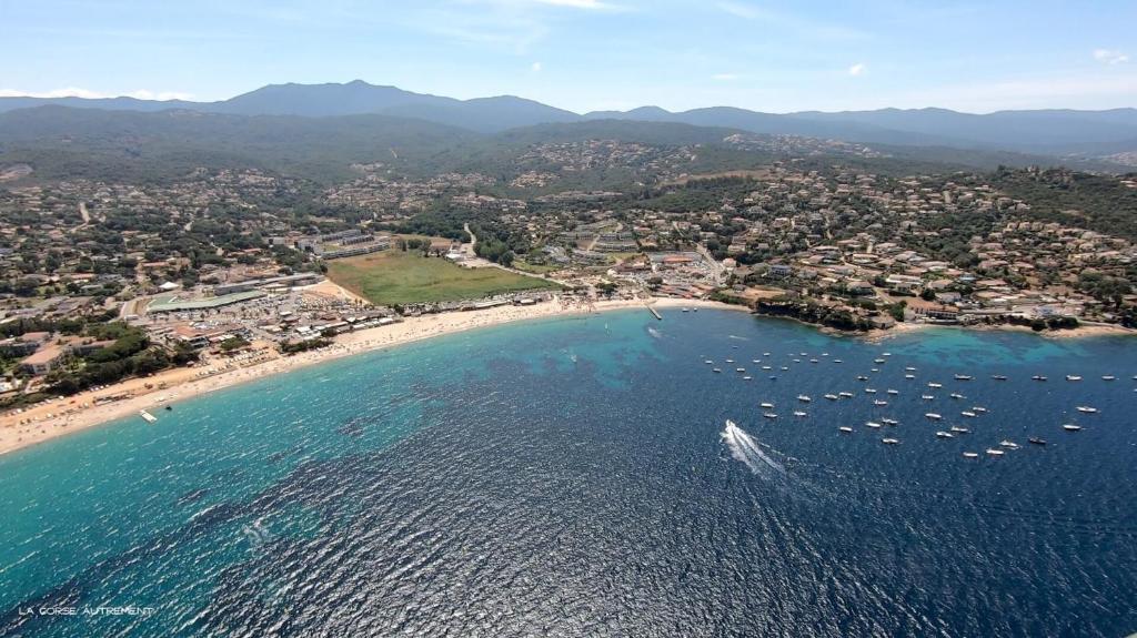 une vue aérienne d'une plage avec des bateaux dans l'eau dans l'établissement Studio PORTICCIO, à Porticcio