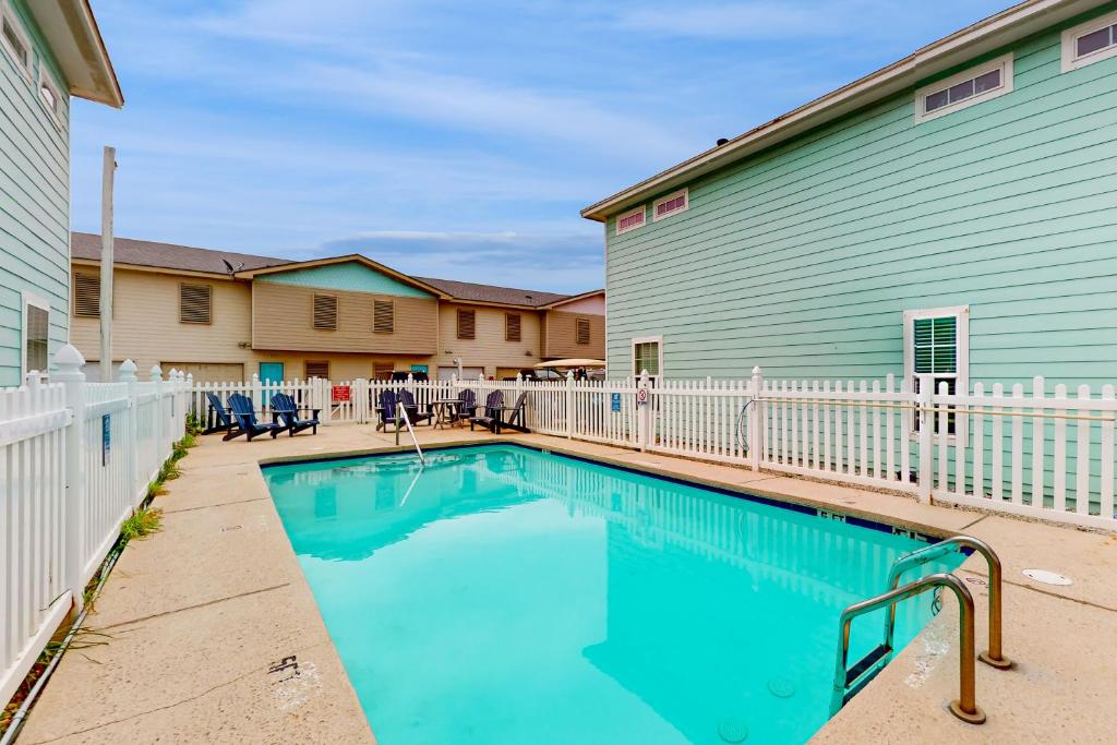 Bazén v ubytování Gulfside Condominiums 14 Port Aransas Condo 1A Unit 14 nebo v jeho okolí