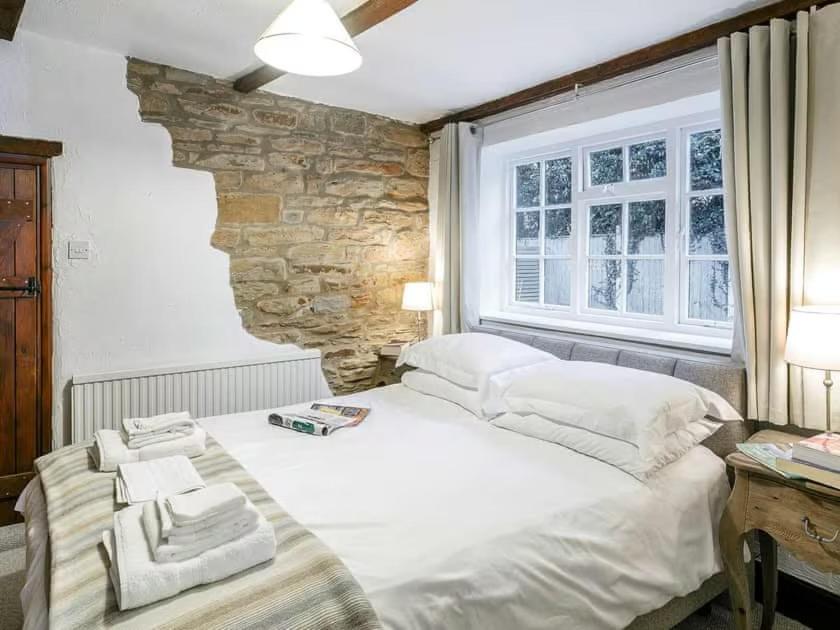 Postel nebo postele na pokoji v ubytování Barlow Country Club - Mill Farm Cottages