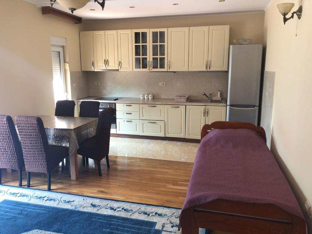A kitchen or kitchenette at Topalovich Apartments
