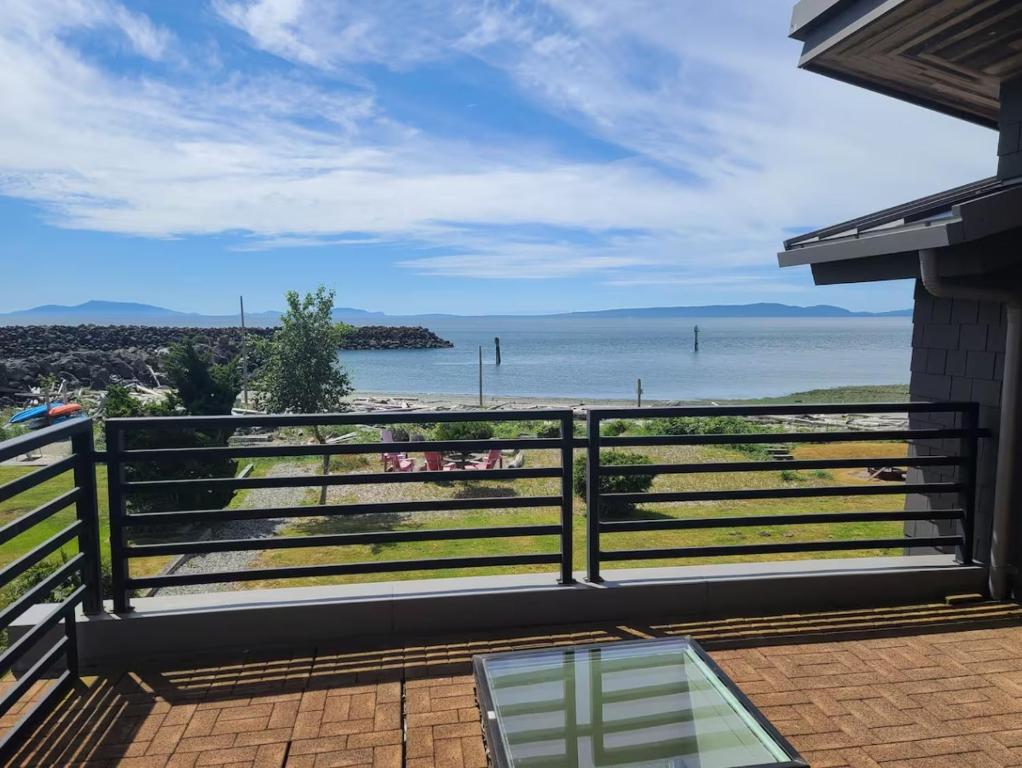 een balkon met uitzicht op de oceaan bij The Seaside Getaway in Point Roberts