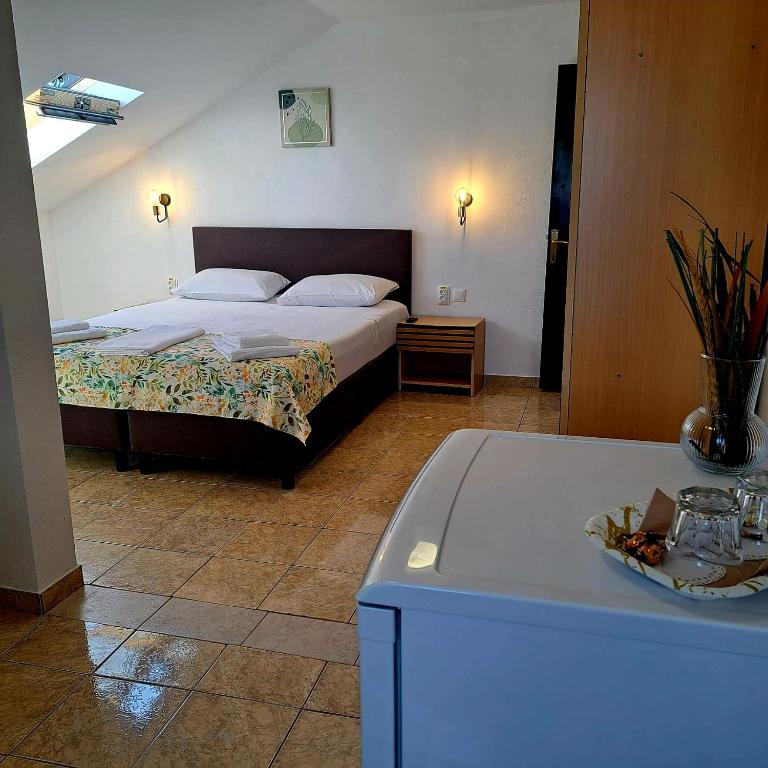 a hotel room with a bed and a table at VILA TAMI in Costinesti