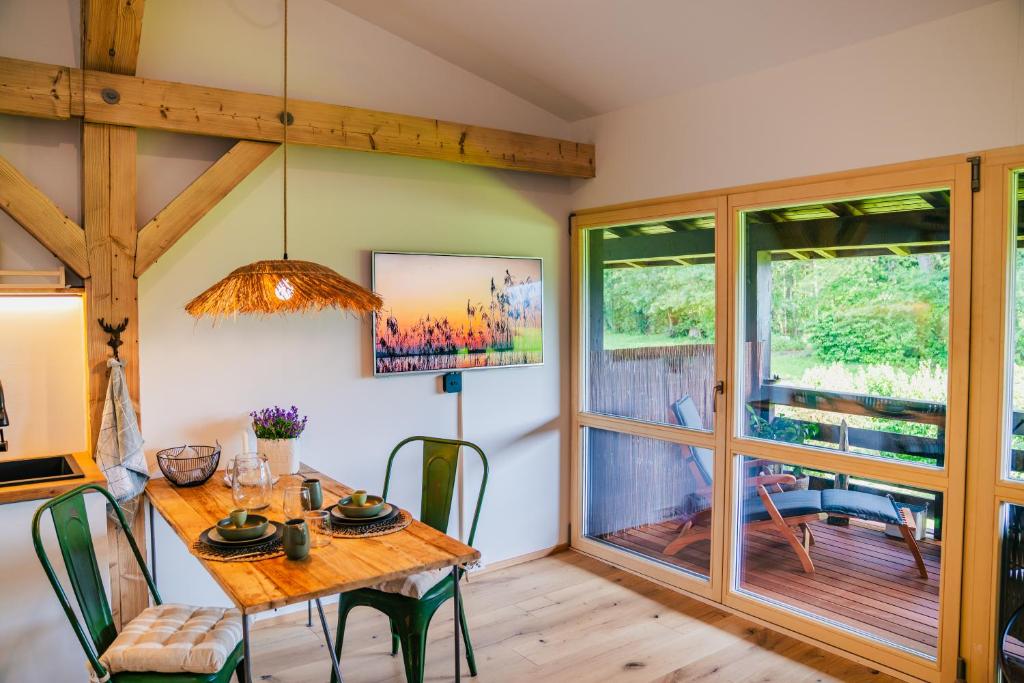 ジークスドルフにあるFerienwohnung Chiemgau Nestの木製のテーブルと椅子のあるダイニングルーム