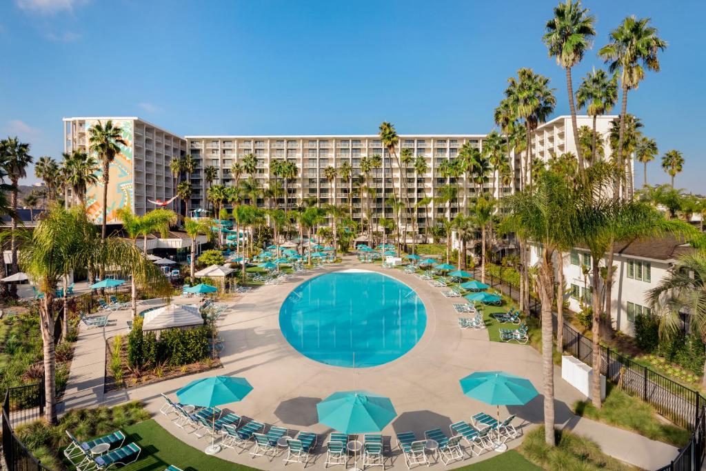 eine Draufsicht auf den Pool im Resort in der Unterkunft Town and Country San Diego in San Diego