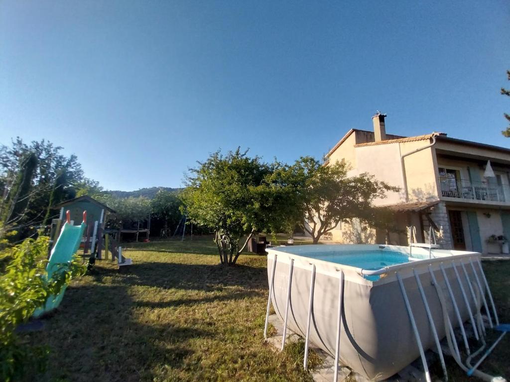 une piscine dans une cour à côté d'une maison dans l'établissement Villa familliale idéale pour les enfants, à Manosque