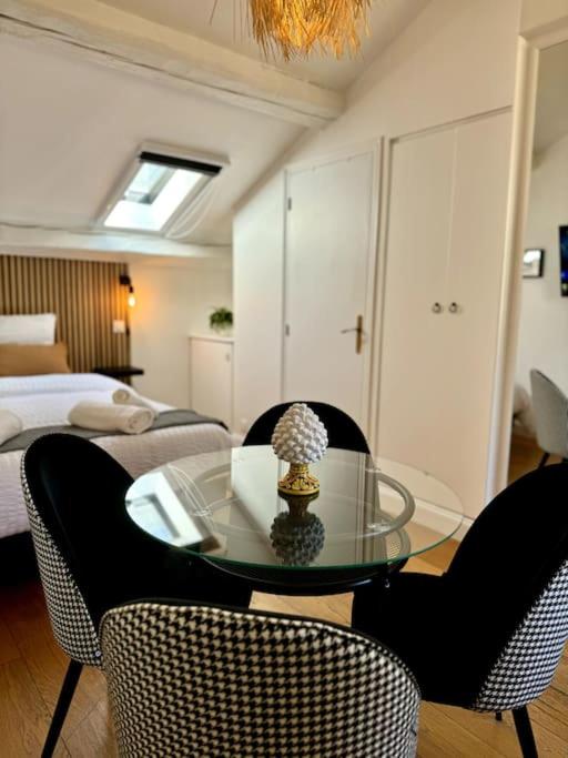 une pièce avec une table, des chaises et un lit dans l'établissement Studio intra-muros, avec vélos !, à Avignon