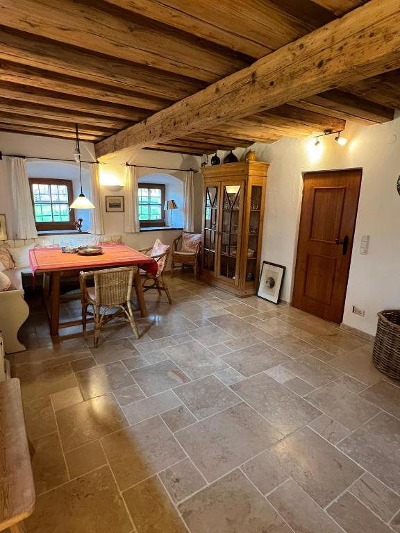 a kitchen and dining room with a table and chairs at Ferienhaus Malterlehen in Marktschellenberg