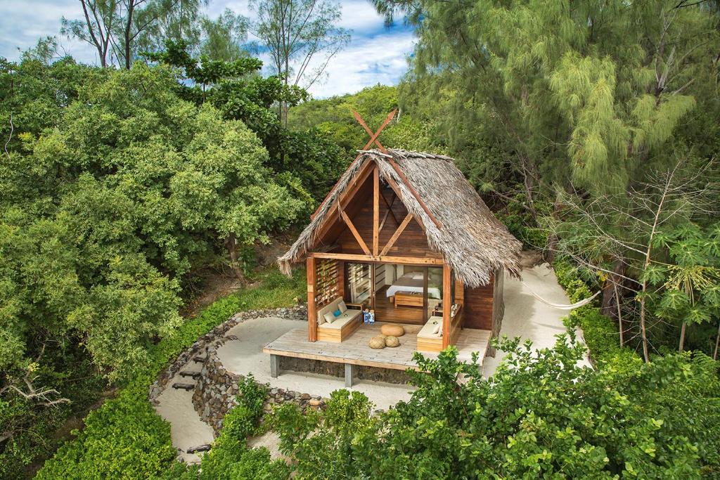 una vista aérea de una pequeña casa en el bosque en Constance Tsarabanjina - All Inclusive en Nosy Mitsio