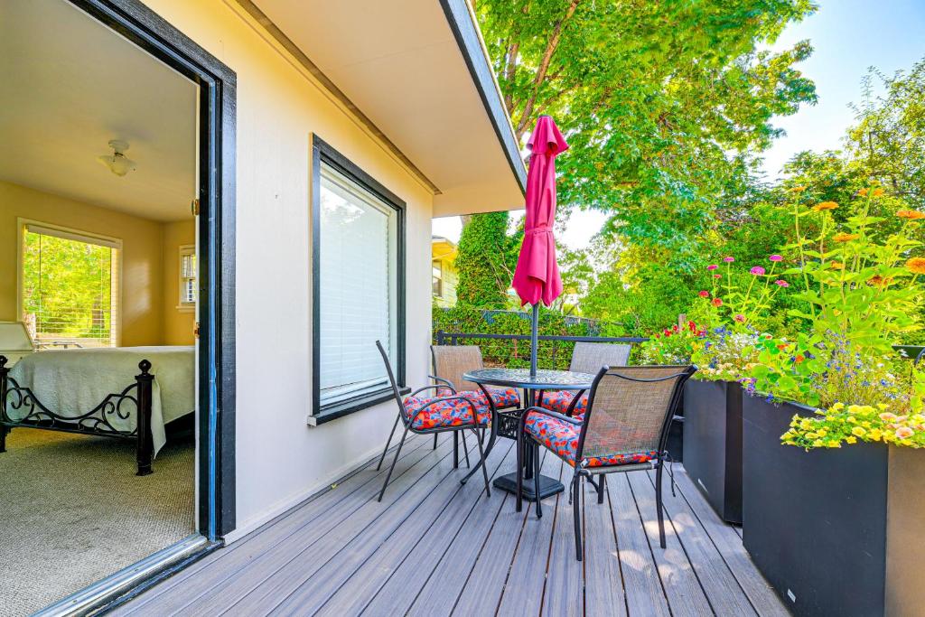 Balkón nebo terasa v ubytování Grants Pass Getaway with Expansive Deck!