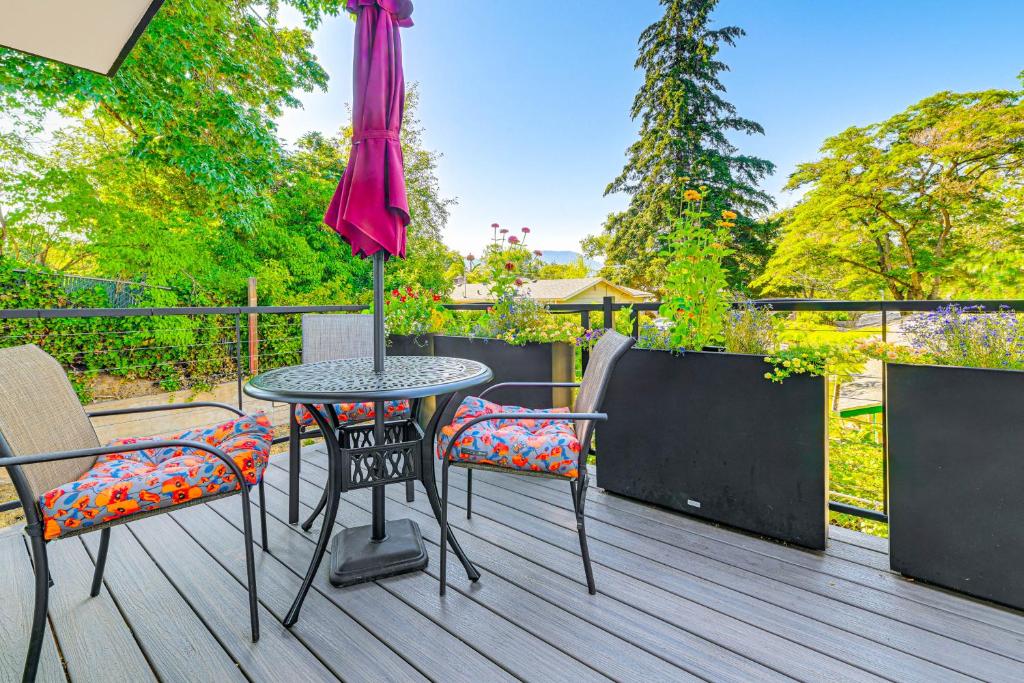 Balkón nebo terasa v ubytování Grants Pass Getaway with Expansive Deck!