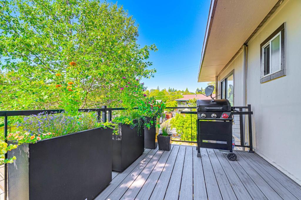 Balkón nebo terasa v ubytování Grants Pass Getaway with Expansive Deck!