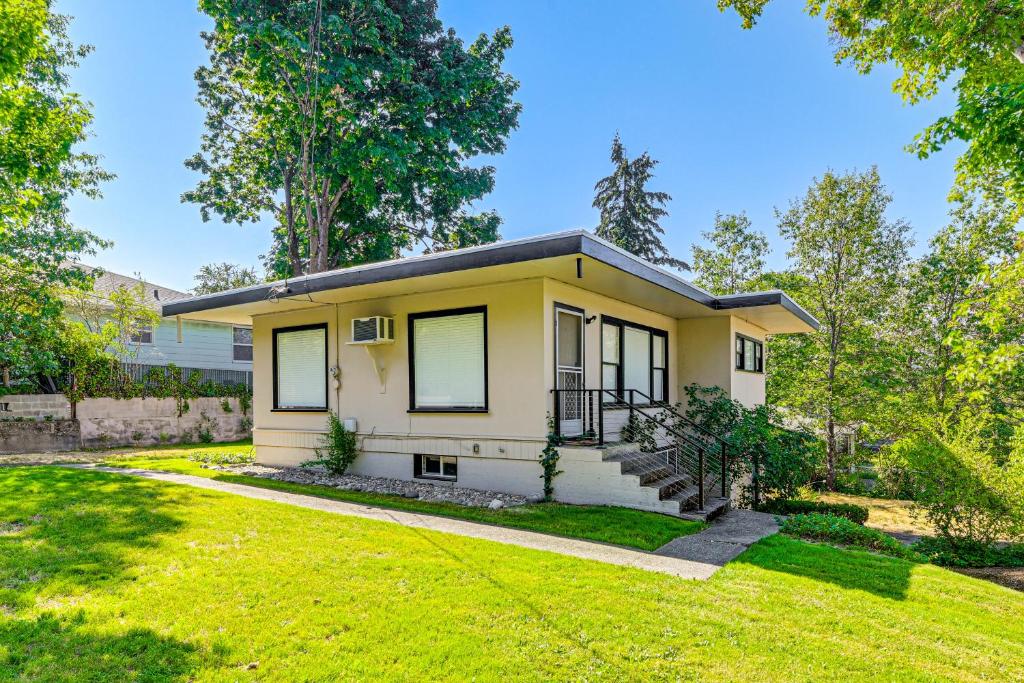 Zahrada ubytování Grants Pass Getaway with Expansive Deck!