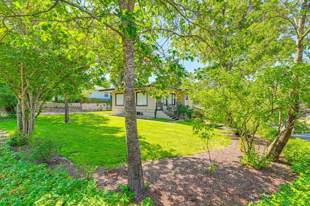 Zahrada ubytování Grants Pass Getaway with Expansive Deck!