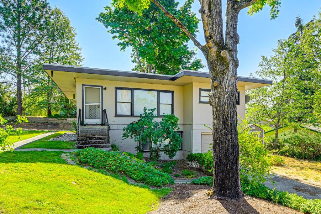 Zahrada ubytování Grants Pass Getaway with Expansive Deck!