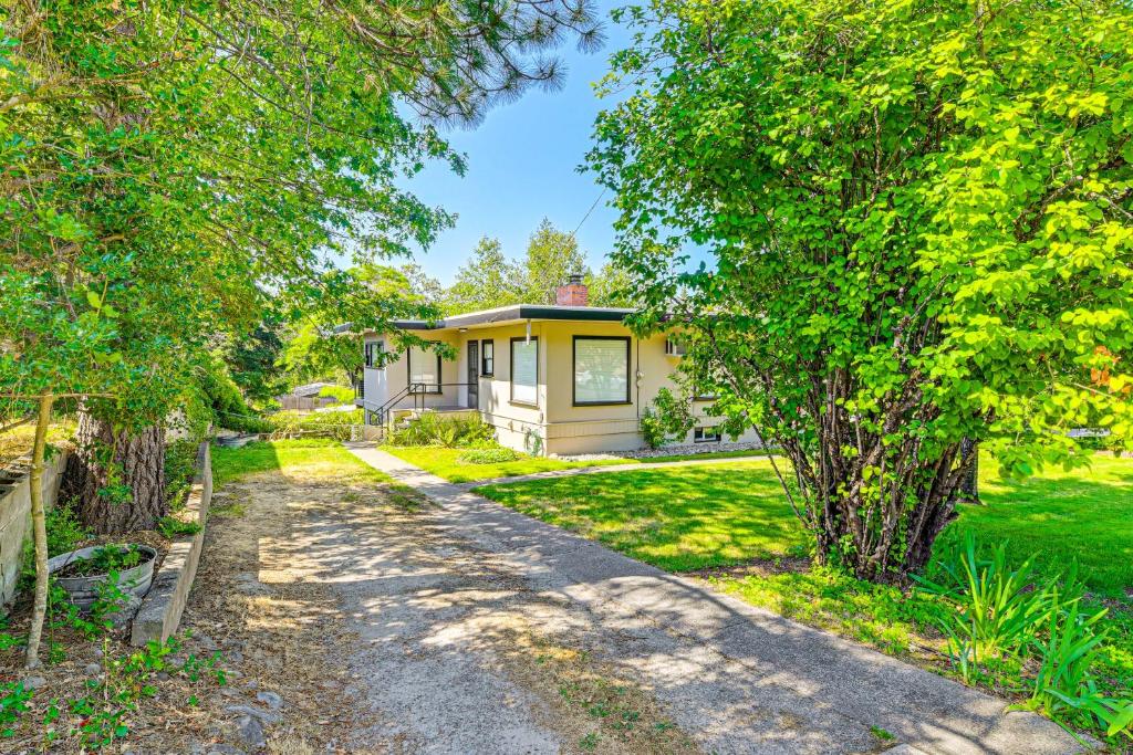Zahrada ubytování Grants Pass Getaway with Expansive Deck!