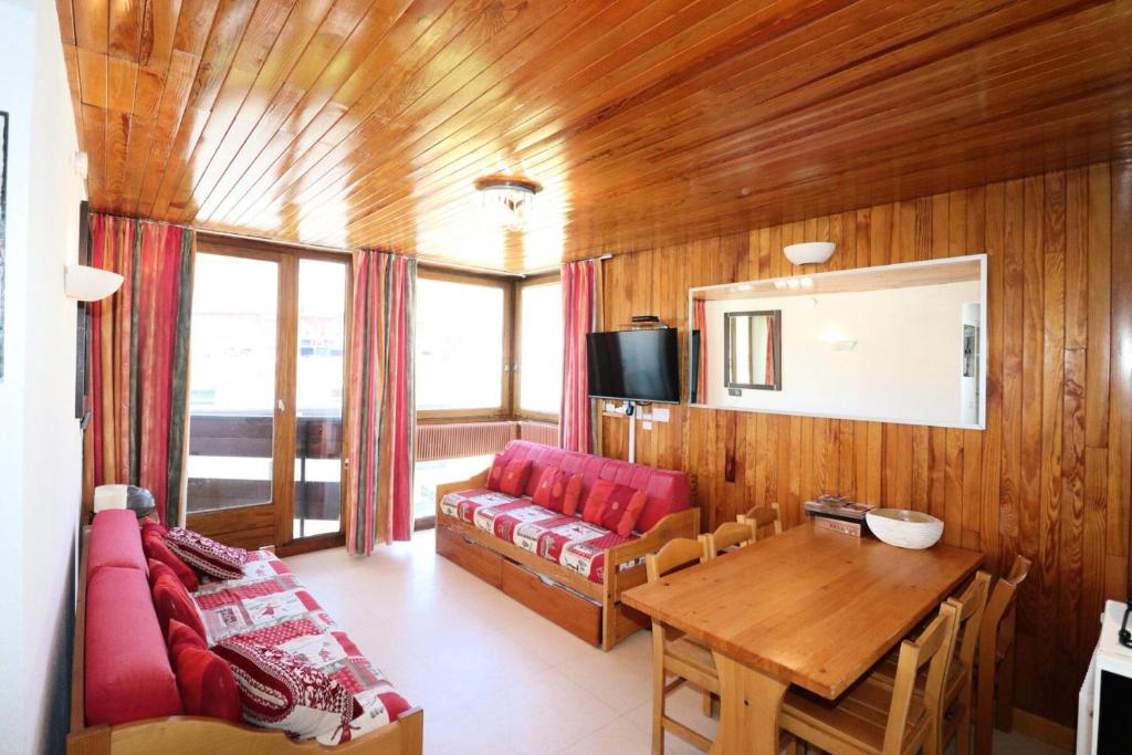a living room with a couch and a table at Résidence Roches Rouges B - Appartement calme et lumineux au pied des pistes. MAE-1714 in Tignes