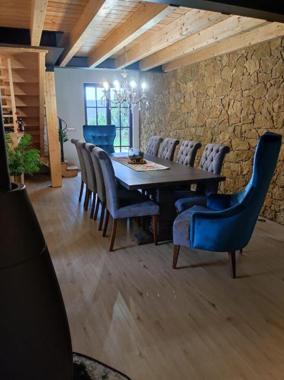 a dining room with a table and chairs at Casa do Vô Sousa in Pombal