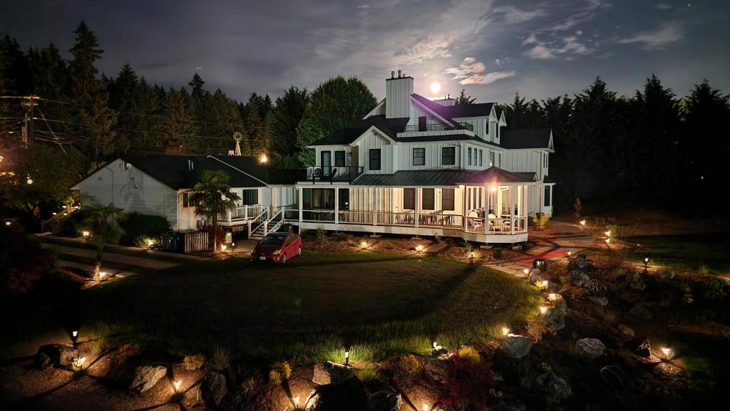 una grande casa bianca di notte con luci di Hollywood Manor House a Woodinville