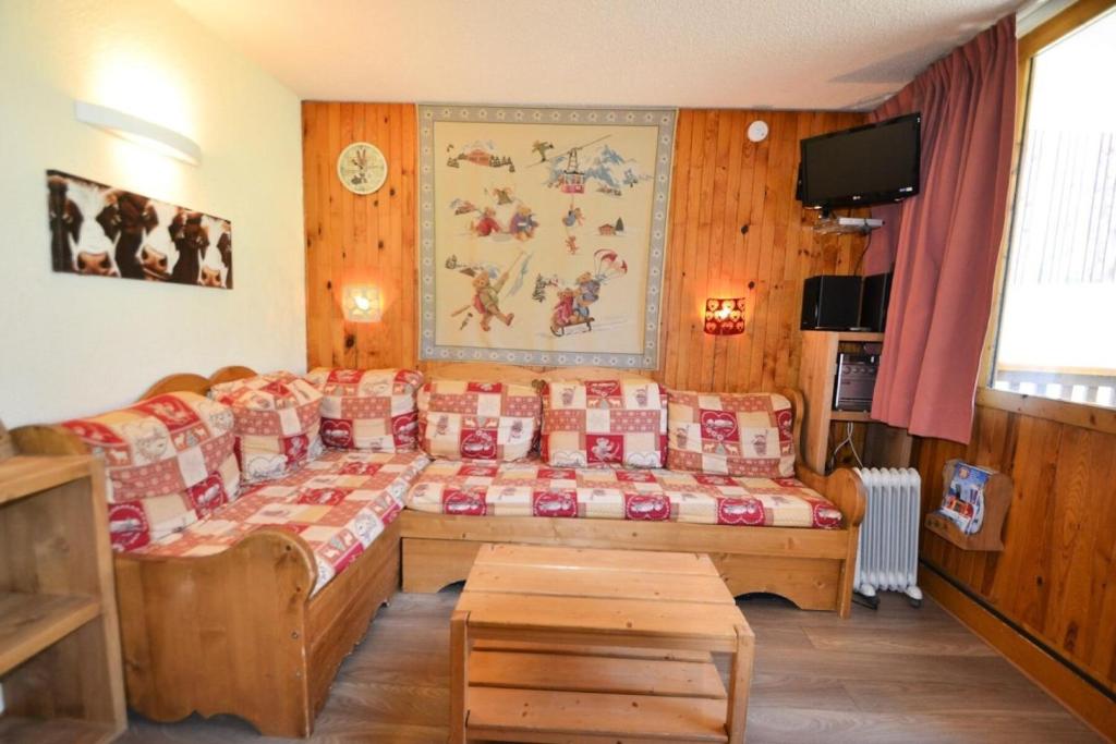 un salon avec un canapé et une table dans l'établissement Résidence Les Soldanelles - 2 Pièces 4/5 pers - LES SOLDANELLES - PLAGNE VILLAGES MAE-8874, à Aime La Plagne