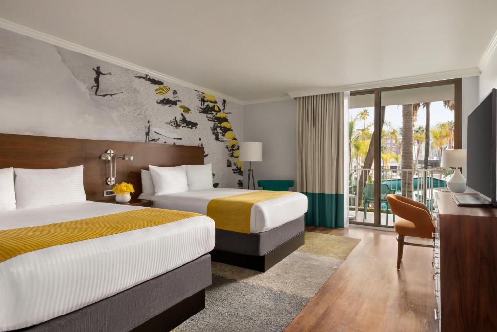Town and Country San Diego - Classic Suite 2 Queen