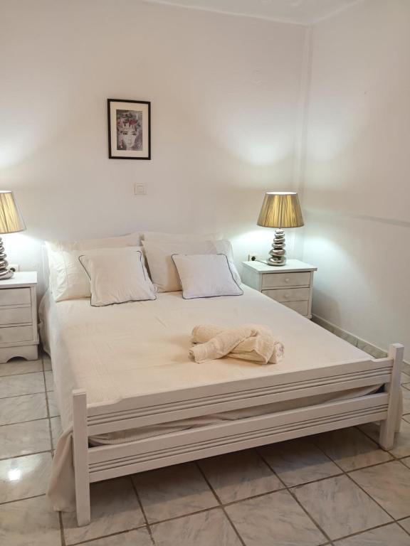 une chambre avec un grand lit avec deux lampes dans l'établissement Seaside Serenity in Komi Beach!, à Kómi