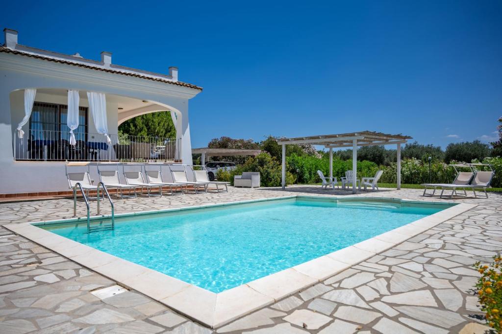 Bazén v ubytovaní VILLA RAFAEL CON Piscina, IUN P4098 alebo v jeho blízkosti