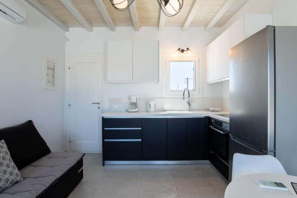 Kuchyňa alebo kuchynka v ubytovaní Miamis Villas Mykonos II