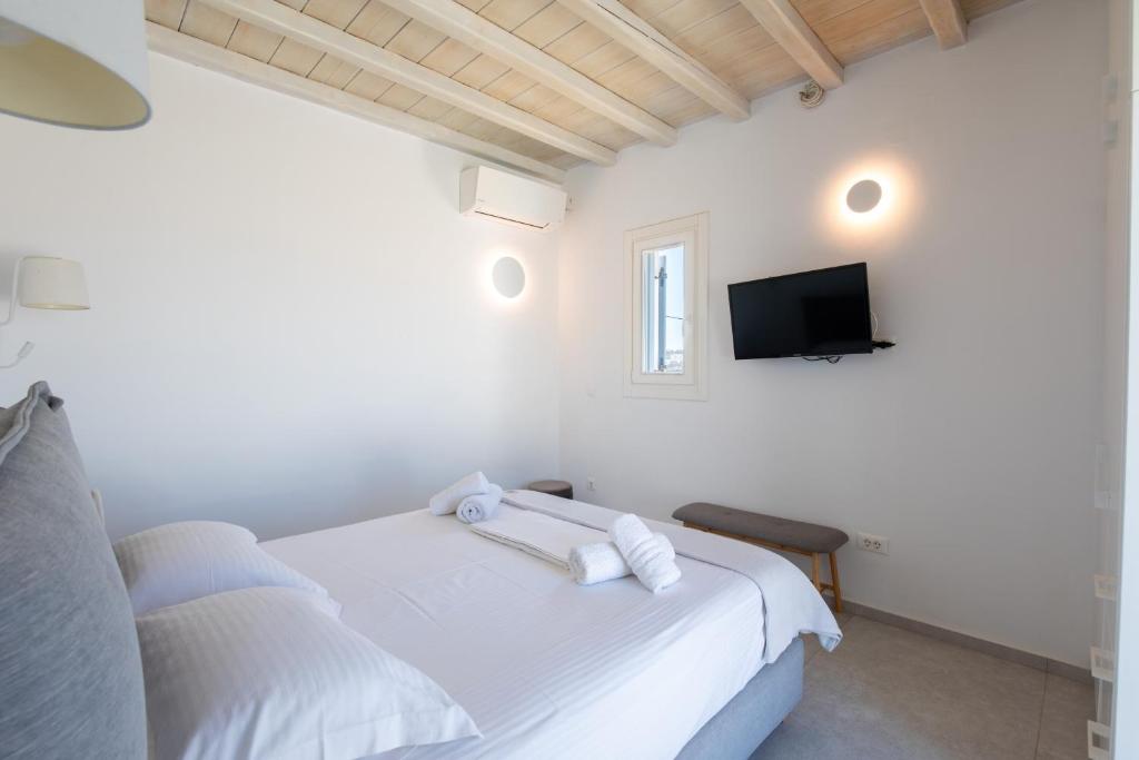 Televízia a/alebo spoločenská miestnosť v ubytovaní Miamis Villas Mykonos II