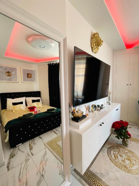 Televízia a/alebo spoločenská miestnosť v ubytovaní Apartament z jacuzzi - Centrum Szczytna Mazury