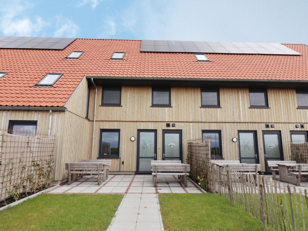 un edificio con panchine e un tetto solare di Family-Friendly Villa in Leons a Leons
