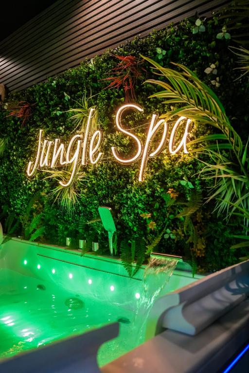 un panneau indiquant « jungle stop » sur une fenêtre dans l'établissement Jungle Spa, à Mézy