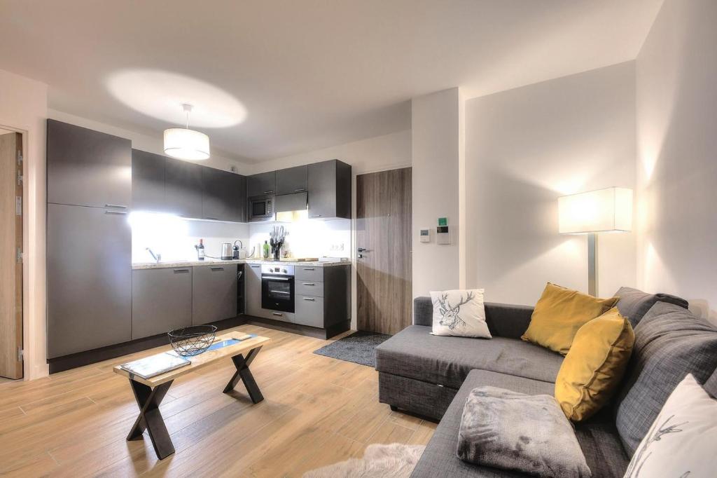 un salon avec un canapé et une table dans l'établissement appartment 307, à Saint-Gervais-les-Bains