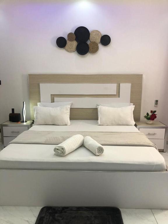 Ένα ή περισσότερα κρεβάτια σε δωμάτιο στο APPARTEMENT MEUBLE DAKAR Suite 3
