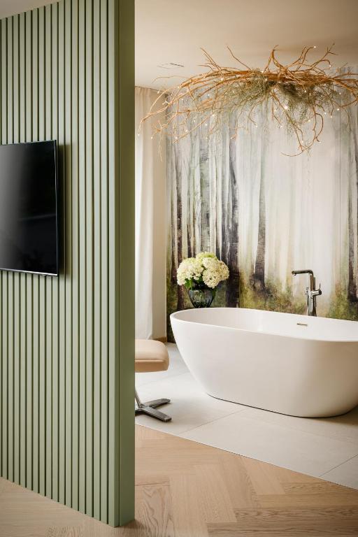 TV a/nebo společenská místnost v ubytování HERBARIUM boutique hotel