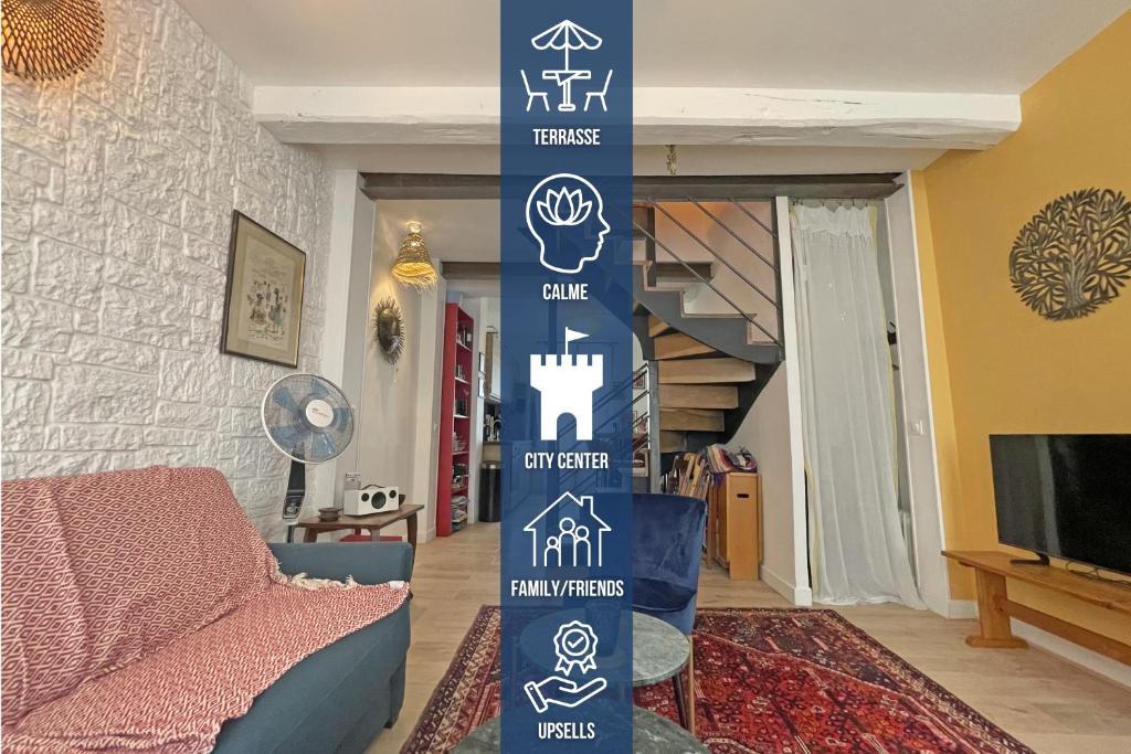 un panneau bleu et blanc dans un salon avec un canapé dans l'établissement Charming Triplex house heart of medieval town, à Moret-sur-Loing