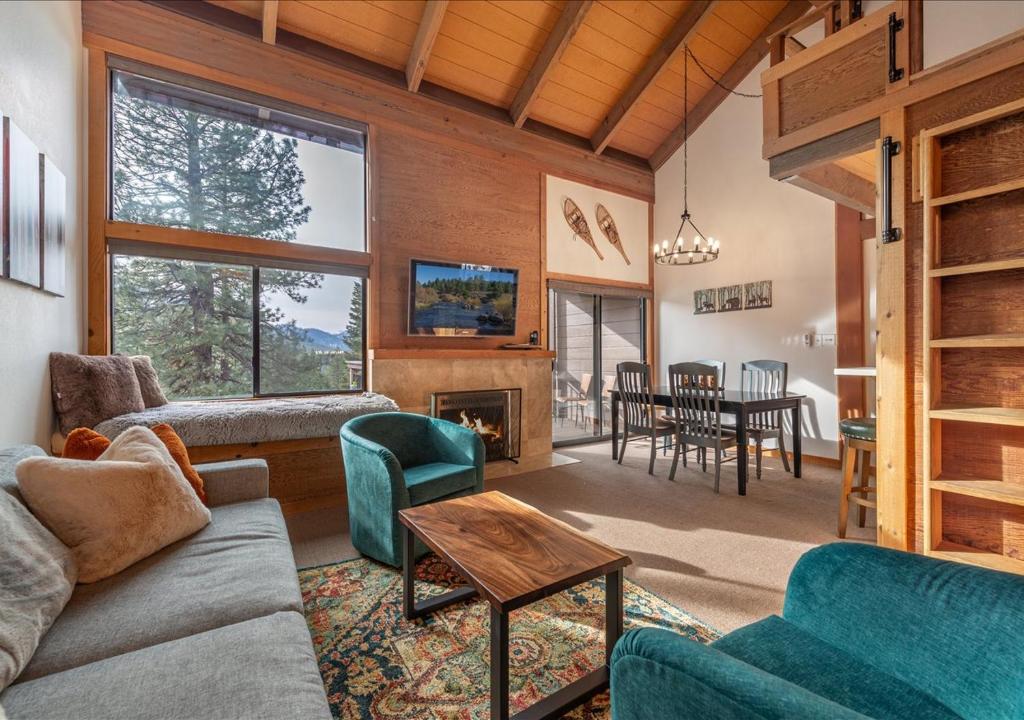 Posezení v ubytování Northstar Resort Condo for 8 Free Shuttle