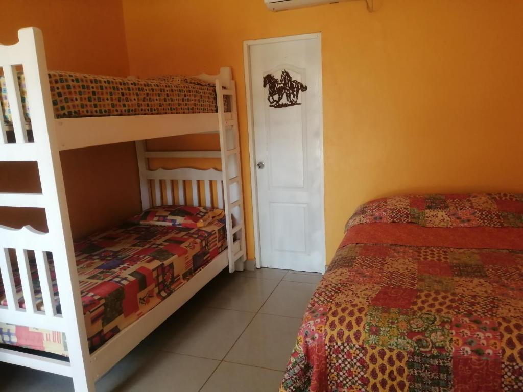 Postel nebo postele na pokoji v ubytování Cabañas Sherlley