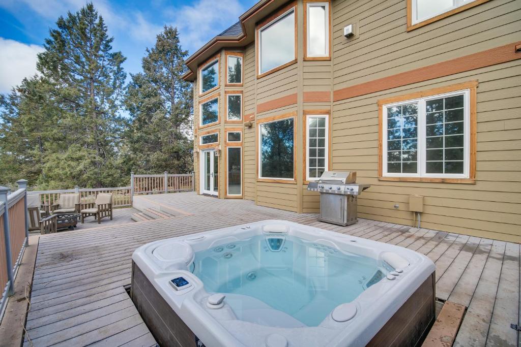 una vasca idromassaggio sul terrazzo di una casa di Klamath Falls Vacation Rental with Resort Amenities! a Klamath Falls