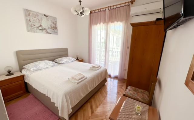 sypialnia z łóżkiem i dwoma ręcznikami na nim w obiekcie Studio with balcony w mieście Jelsa
