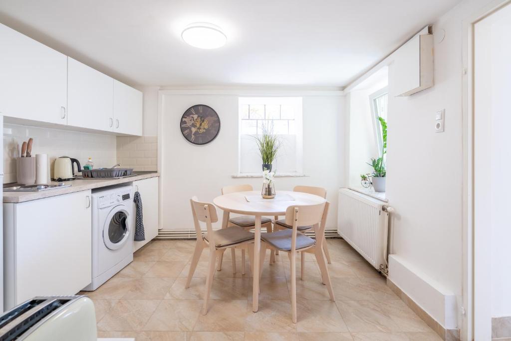 Kuchyň nebo kuchyňský kout v ubytování revLIVING Apartments Gars am Kamp