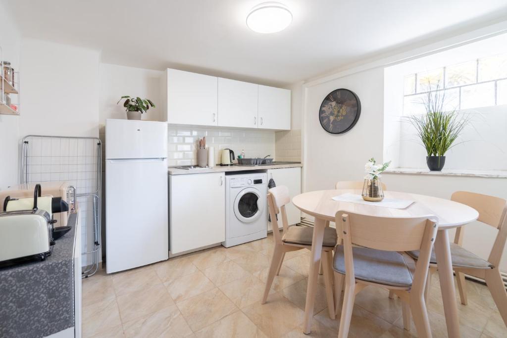 Kuchyň nebo kuchyňský kout v ubytování revLIVING Apartments Gars am Kamp