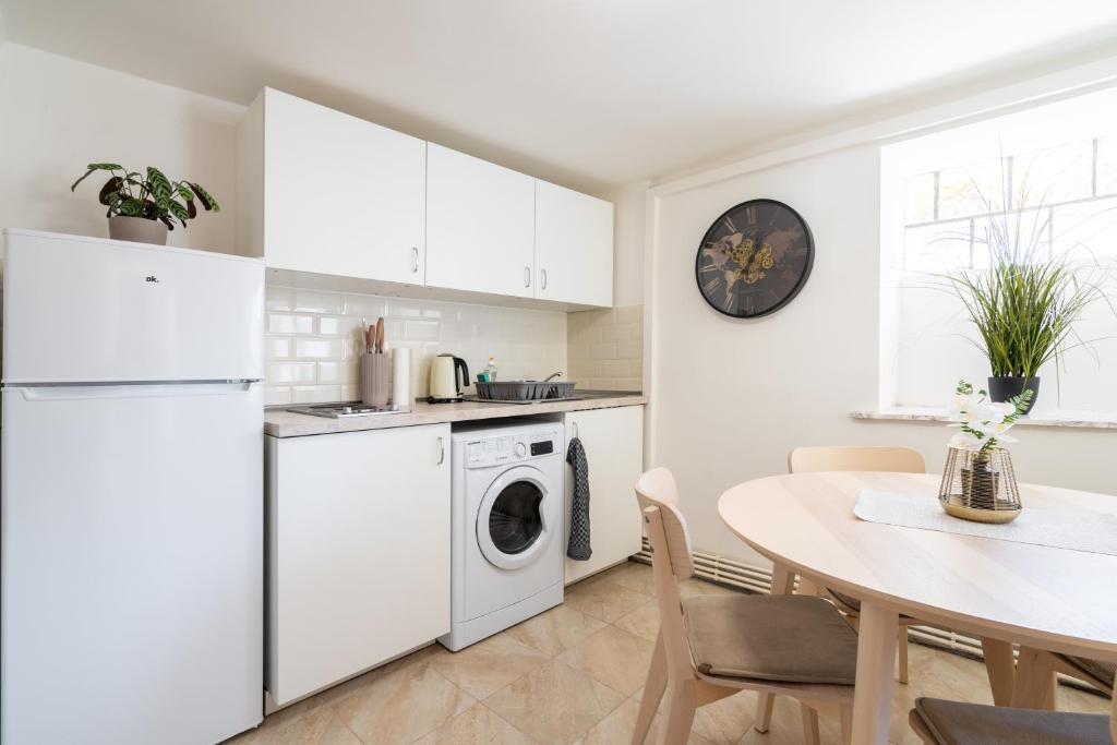 Kuchyň nebo kuchyňský kout v ubytování revLIVING Apartments Gars am Kamp