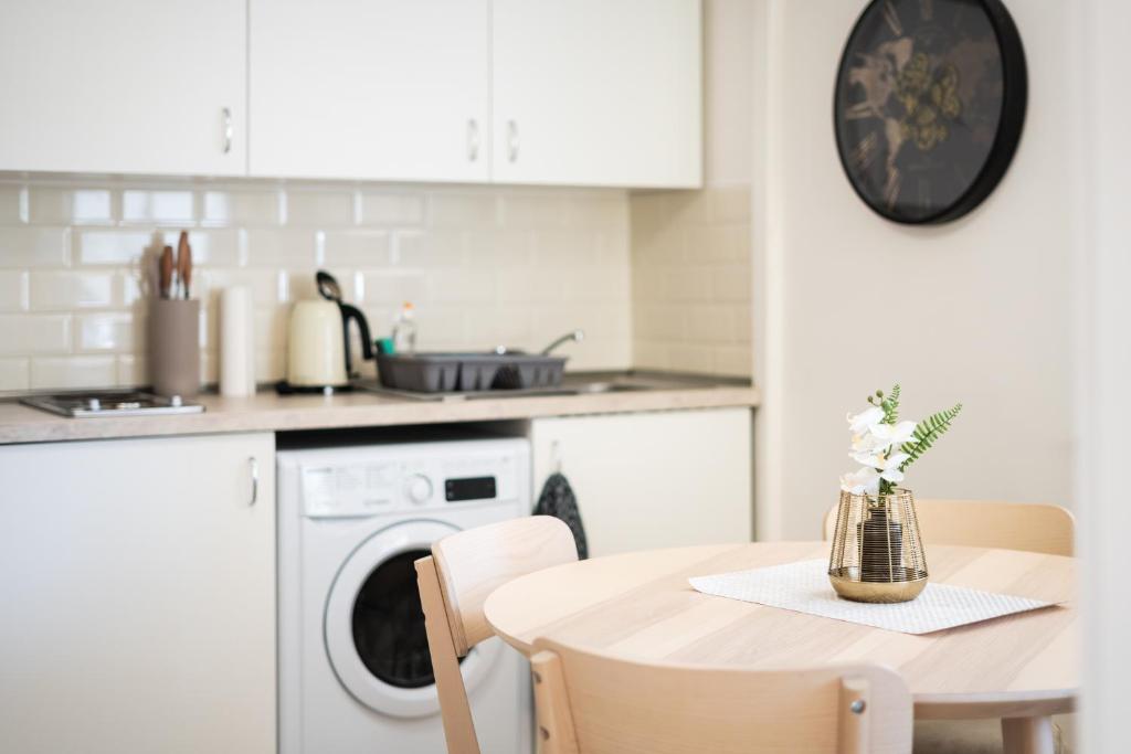 Kuchyň nebo kuchyňský kout v ubytování revLIVING Apartments Gars am Kamp