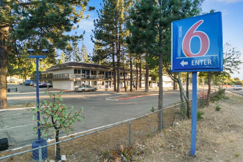 Un cartel azul que dice ingeniero frente a una calle. en Motel 6-Big Bear Lake, CA, en Big Bear Lake